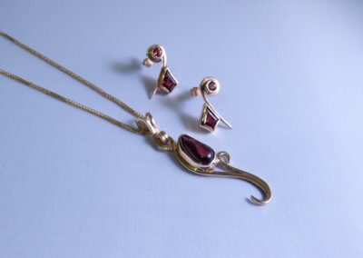 cabochon garnets set in 9ct yellow pendant and earrings