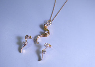 diamonds in 9ct yellow gold "wave" design pendant and earrings