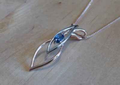 sapphire  set in 18ct red and palladium pendant 2